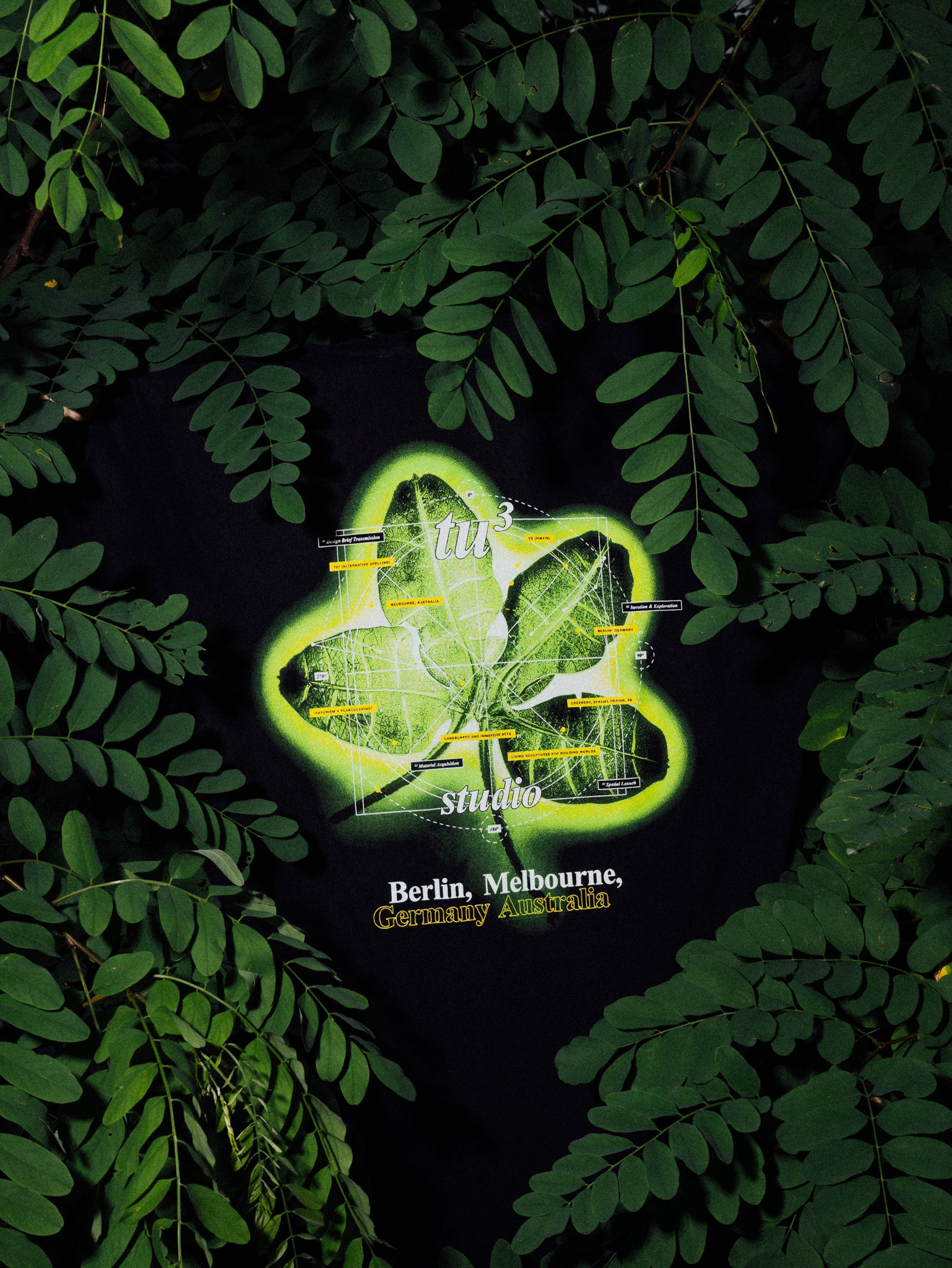 tu³ Graphic Leaf T-shirt
